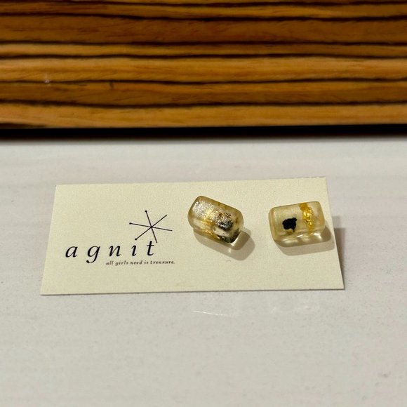 agnit resin gold and black stud earrings - Picture 1 of 3